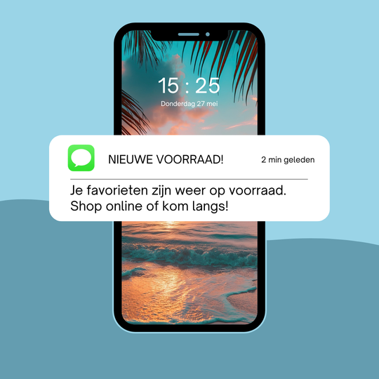 SMS-marketingvoorbeeld op een telefoon: Je favorieten zijn weer op voorraad. Shop online of kom langs!
